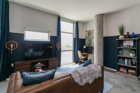 Mid Century Modern Downtown Condo 30+ Night Min